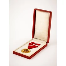 Szocialista Munkáért Érdemérem Tokjában