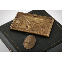 Magyar Királyi Nagy Lajos Király Honvéd Gyalogezred Plakett És Sapkajelvény Tokban - "Szeretett Dandárparancsnokunknak"