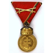 Magyar Koronás Bronzérem Hadiszalagon Kardokkal - Ungarische Bronzene Signum Laudis Am Kriegsband Mit Schwertern - Jelöletlen