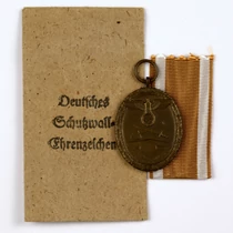 Német Védőfal Érdemjel Tasakjában - Deutsches Schutzwall-Ehrenzeichen Im Tüte - "Carl Poellath"
