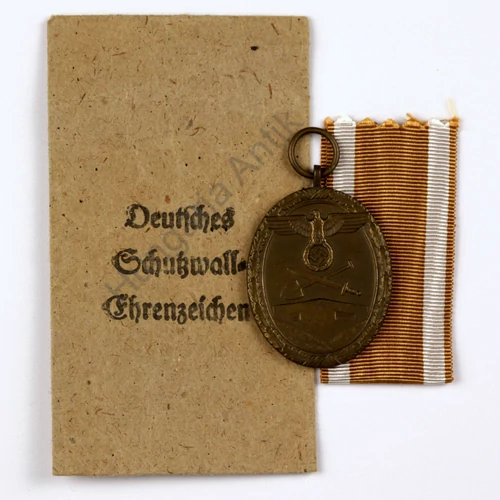 Német Védőfal Érdemjel Tasakjában - Deutsches Schutzwall-Ehrenzeichen Im Tüte - "Carl Poellath"